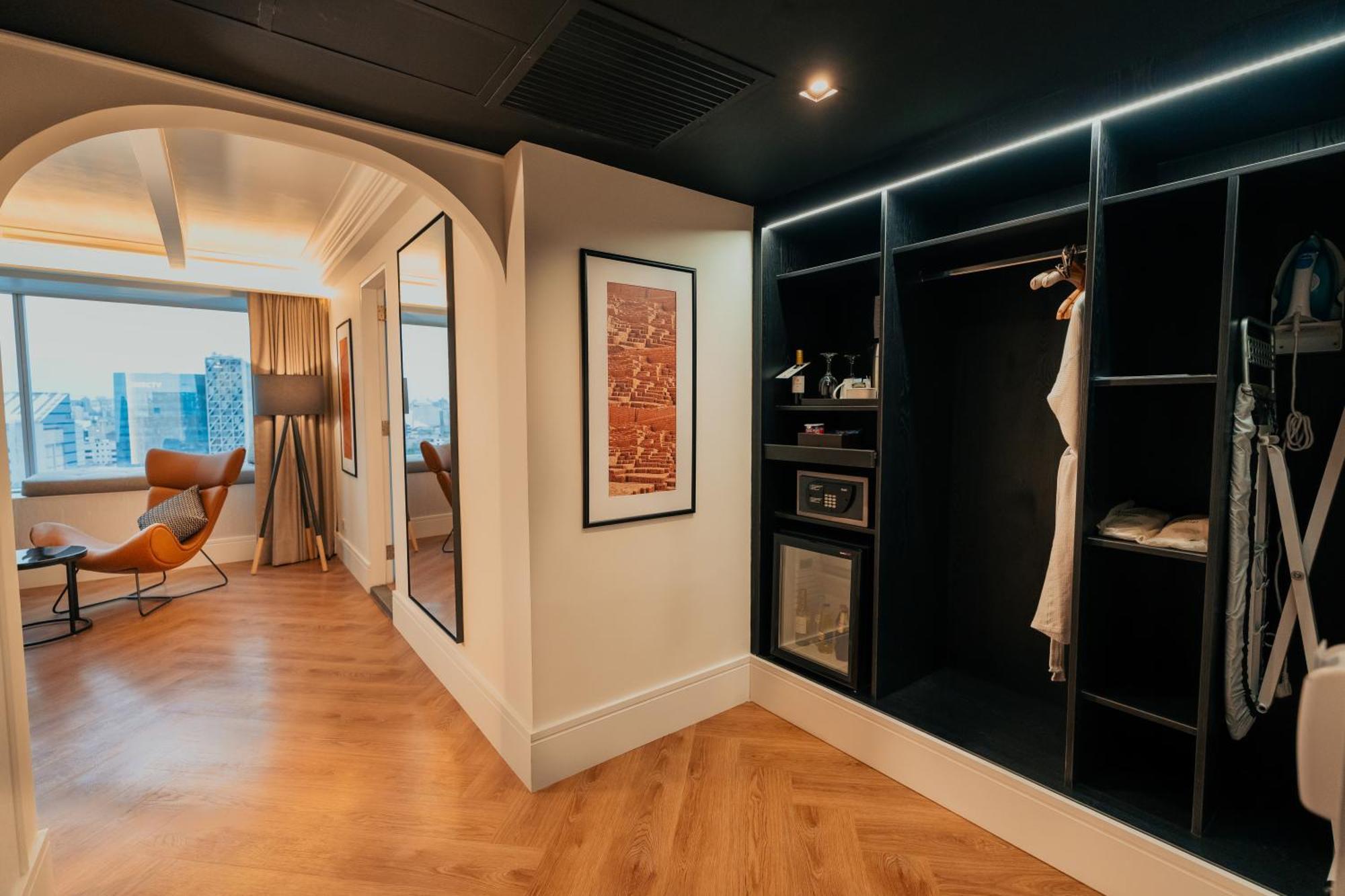 Casa Andina Premium Miraflores ลิมา ภายนอก รูปภาพ A walk-in wardrobe
