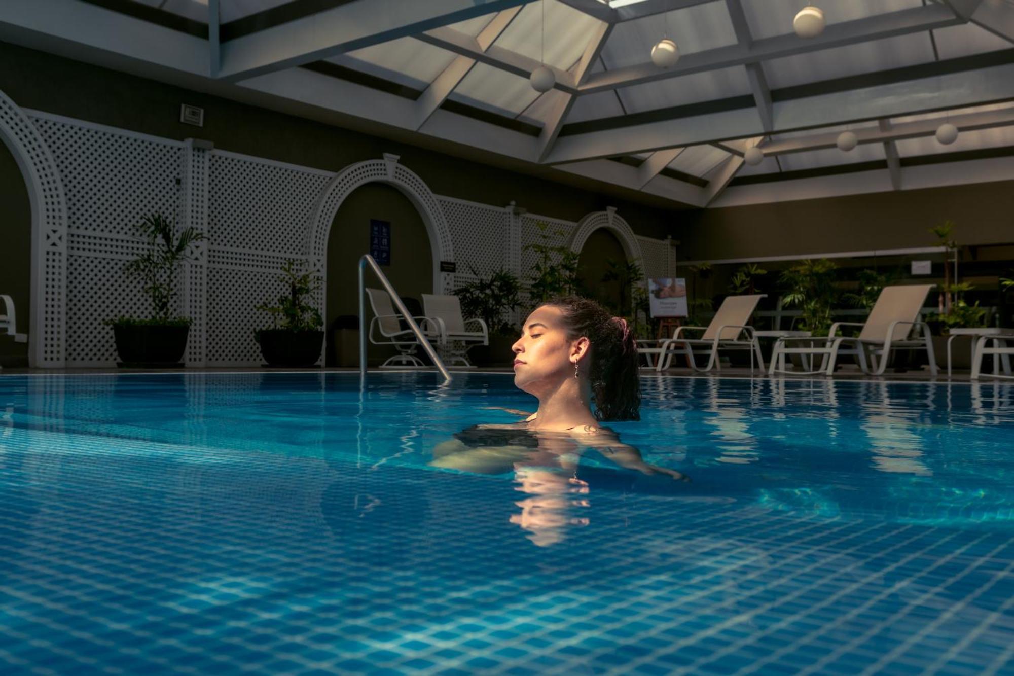 Casa Andina Premium Miraflores ลิมา ภายนอก รูปภาพ A woman swimming in a pool