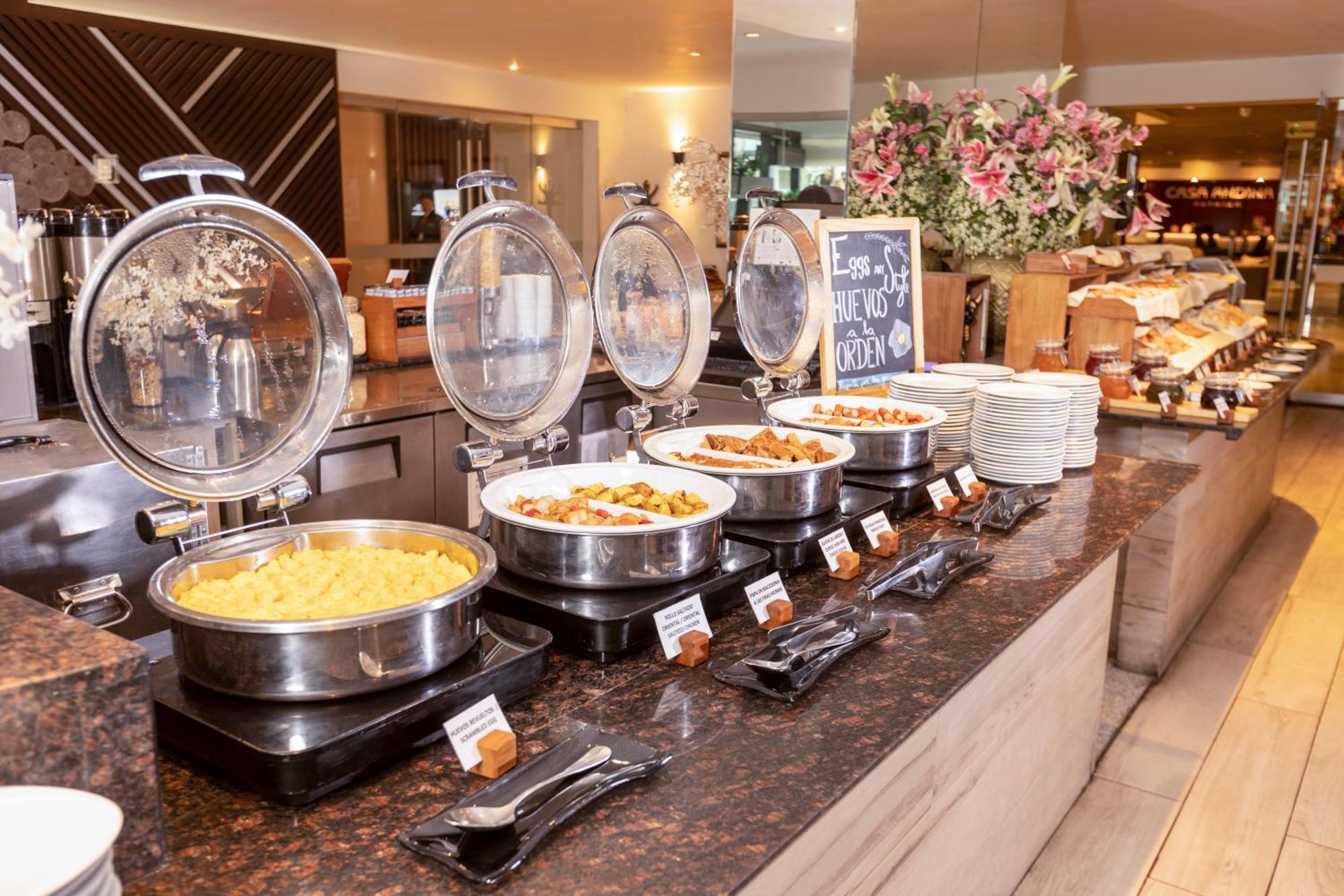 Casa Andina Premium Miraflores ลิมา ภายนอก รูปภาพ A buffet at a hotel