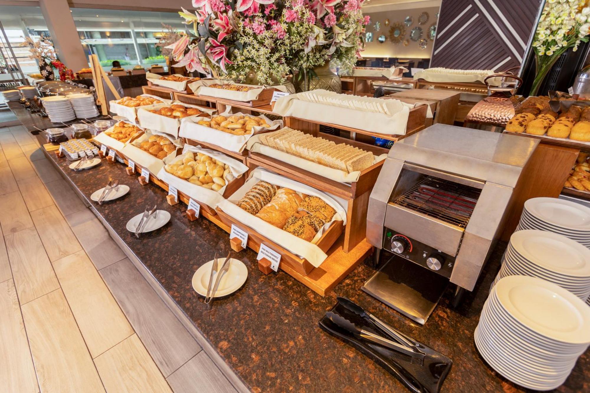 Casa Andina Premium Miraflores ลิมา ภายนอก รูปภาพ A buffet at a hotel