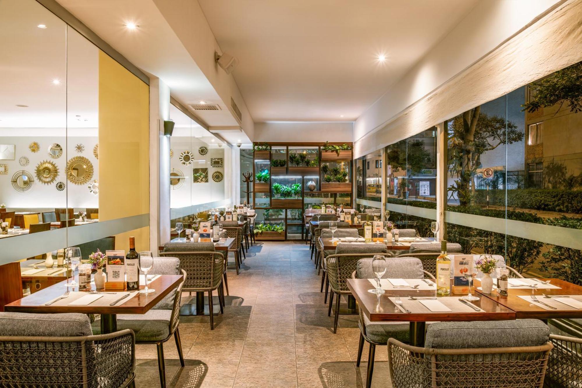 Casa Andina Premium Miraflores ลิมา ภายนอก รูปภาพ Interior of a restaurant in the Philippines