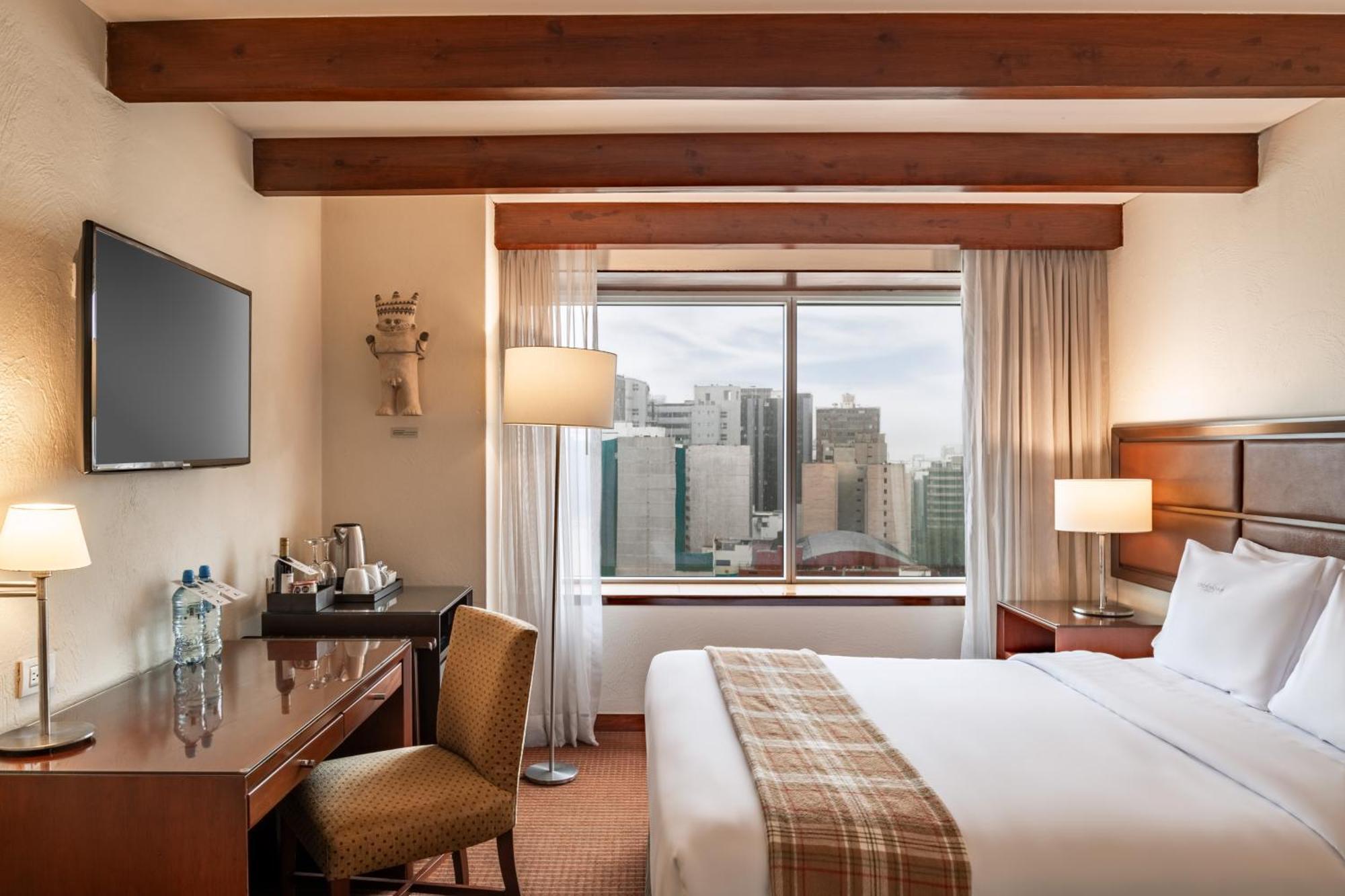 Casa Andina Premium Miraflores ลิมา ภายนอก รูปภาพ A guest room at the InterContinental Santiago